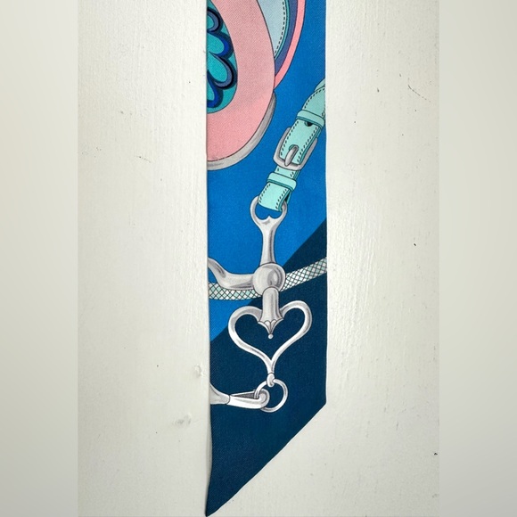 ❤️SOLD❤️ Auth HERMES Blue Abstract Twilly Silk Ribbon 34” x 2” - Picture 12 of 16